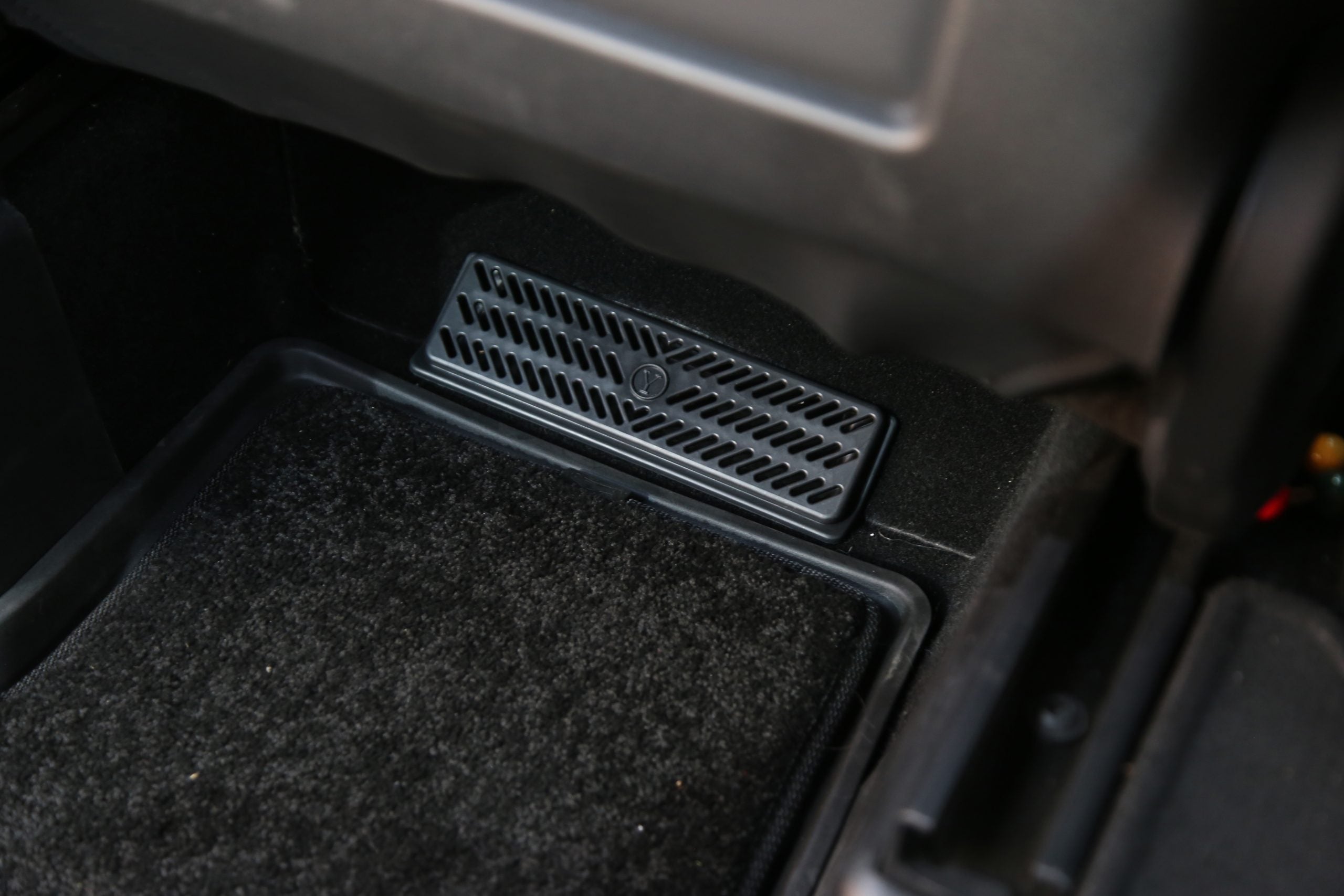 Rear air vent grill